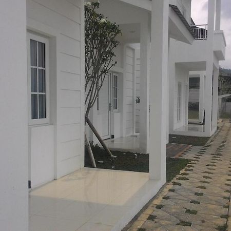 Amaranta Guest House Batu  Exterior photo